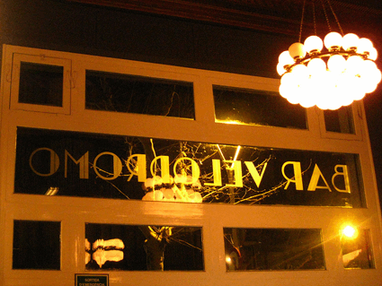 Bar Velódromo, serving champagne and oysters