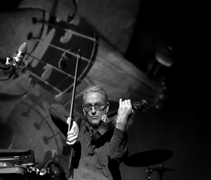  Jon Rose playing Palimpolin, with the K-Bow at Galapagos Club, New York, 2010