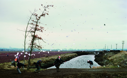 Jeff Wall, A sudden gust of wind (after Hokusai) 1993, Tate, London, purchased with the assistance from the Patrons of New Art through the Tate Gallery Foundation and from the National Art Collections Fund 1995, 