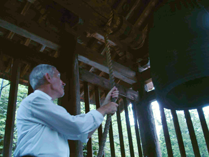 Stephen Whittington, ringing the bell at Miidera Buddhist temple, Japan