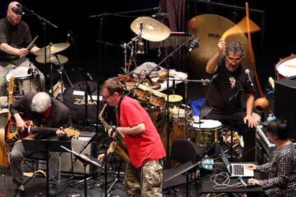 Joey Baron (drums), Marc Ribot (guitar), John Zorn (saxophone), Cyro Baptista (percussion), Ikue Mori (electronics), Zorn In Oz, Masada Marathon