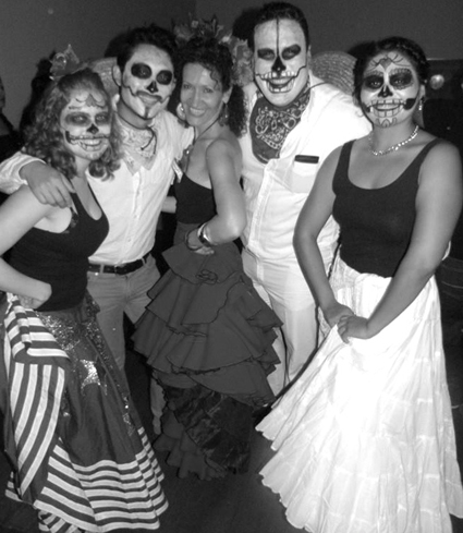 Bernadette Ashley (centre),
Mime Kings, El día de los Muertos celebrations, Movimiento, Townsville, 2014