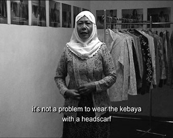 Victoria Cattoni, Through the Kebaya,<BR /> video installation performance,<BR /> Bandung, Indonesia, 2003″></p>
<p class=